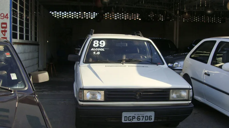 Carros usados expostos para venda