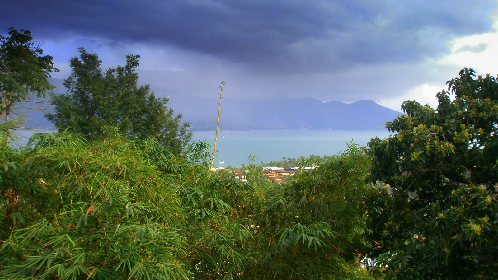 Céu carregado com chuva