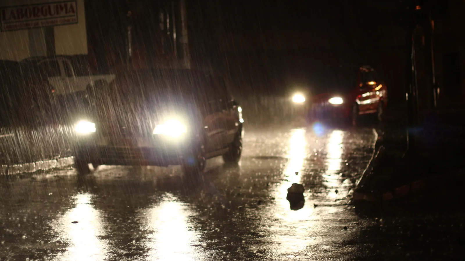 Rua alagada durante chuva forte
