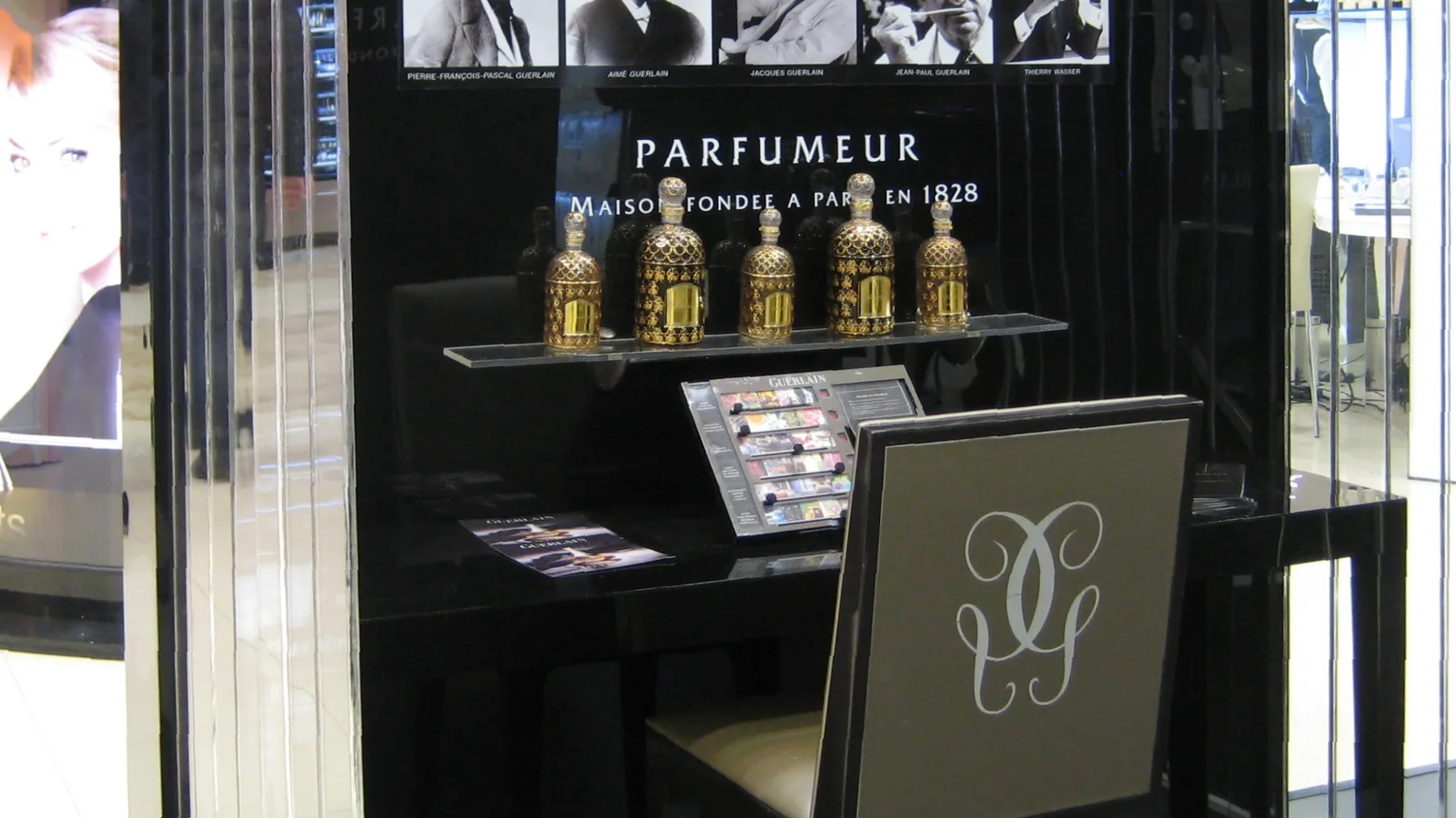 Fachada de loja de perfumes de luxo