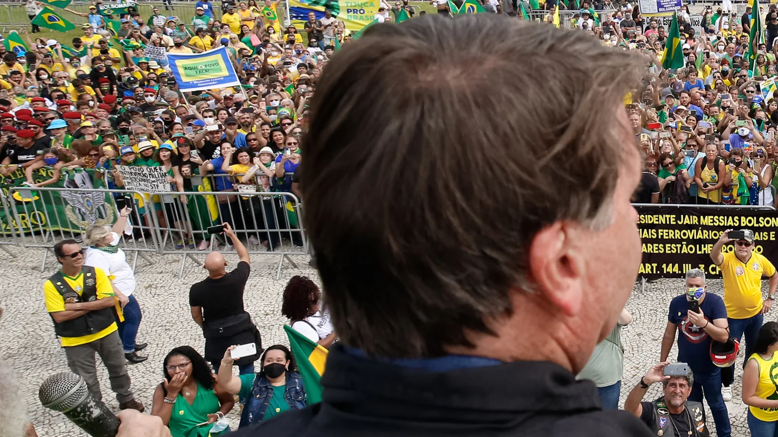 Manifestantes em protesto nas ruas
