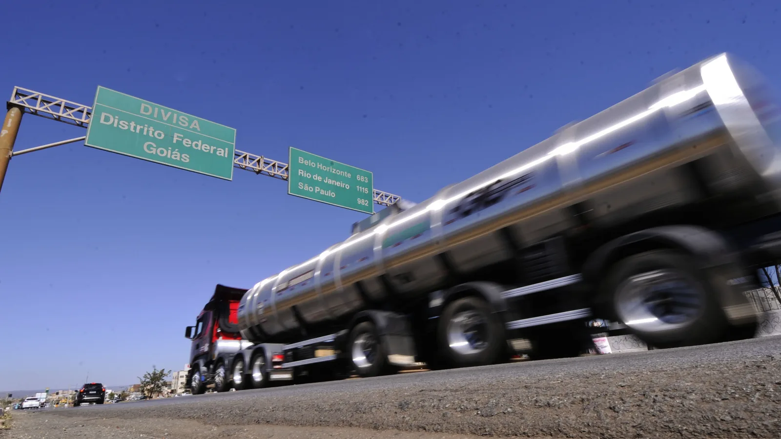 Caminhões em rodovia brasileira