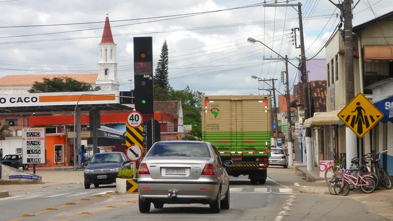 Rodovia brasileira com trânsito
