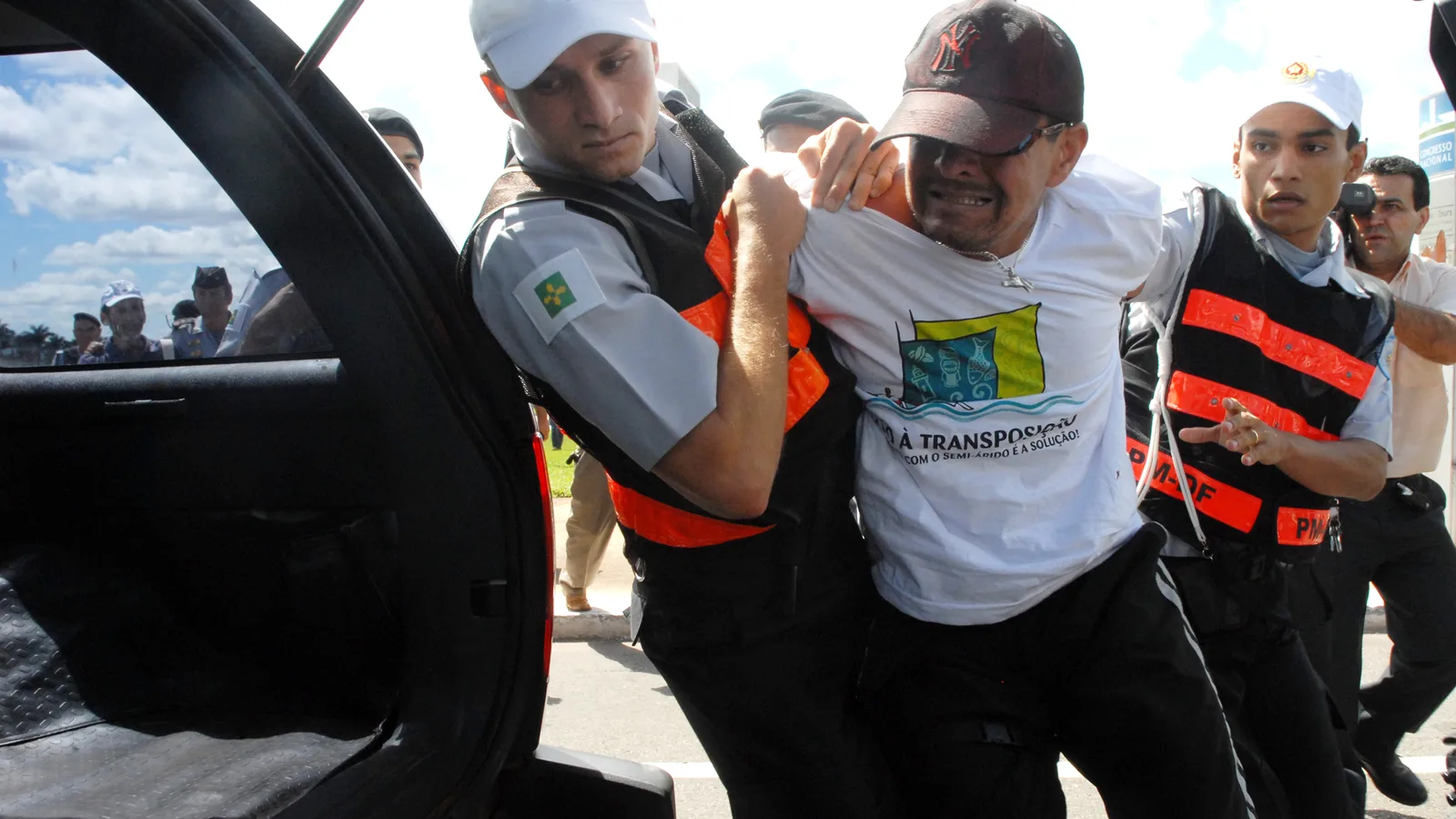 Policial em via pública