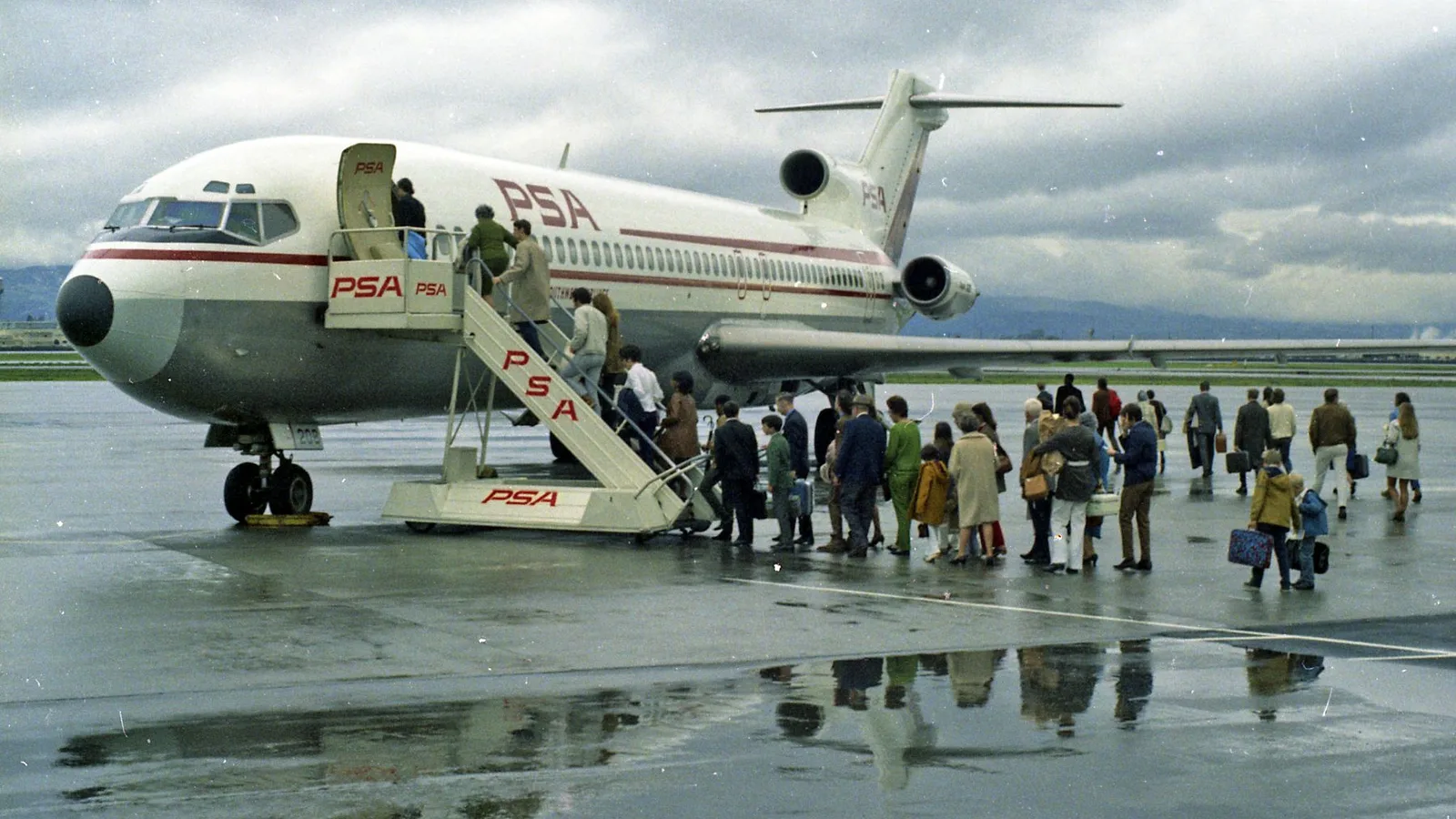 Passageiros embarcando em avião em aeroporto