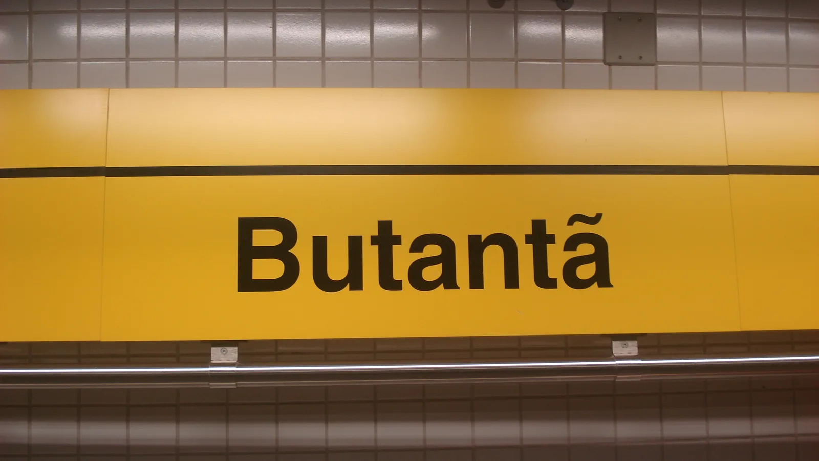 Plataforma de estação da linha 4-Amarela do metrô de São Paulo
