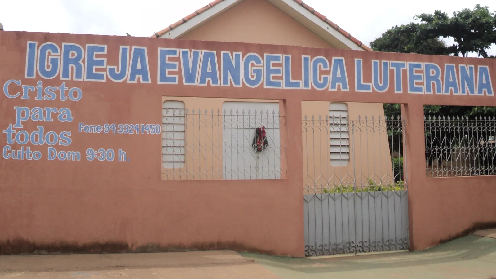 Fiéis em culto de igreja evangélica