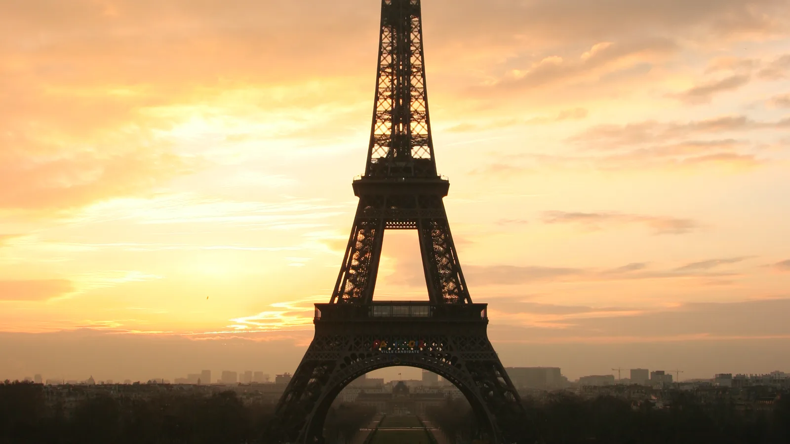 Torre Eiffel iluminada à noite, em Paris