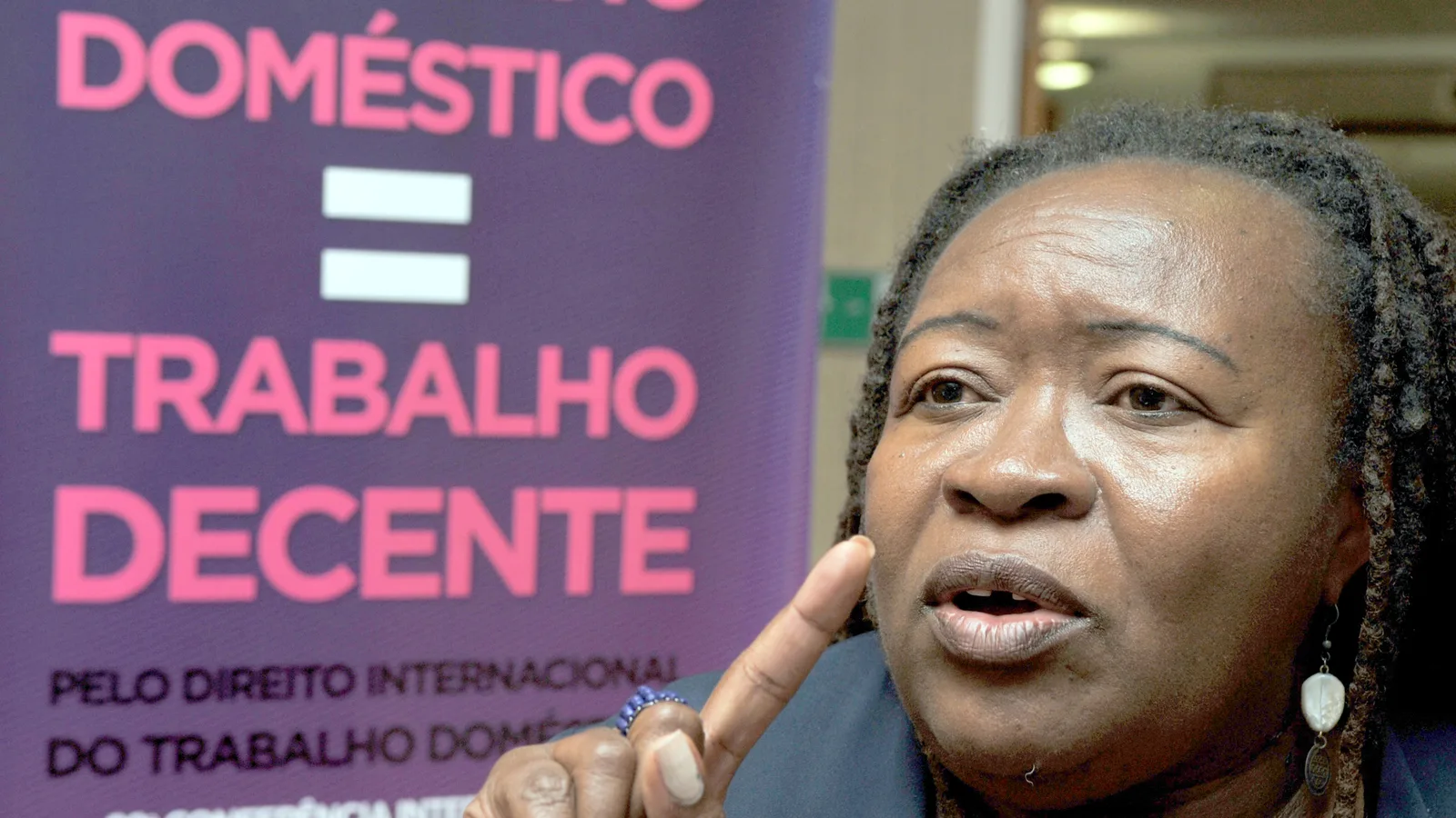 Trabalhadora doméstica no serviço