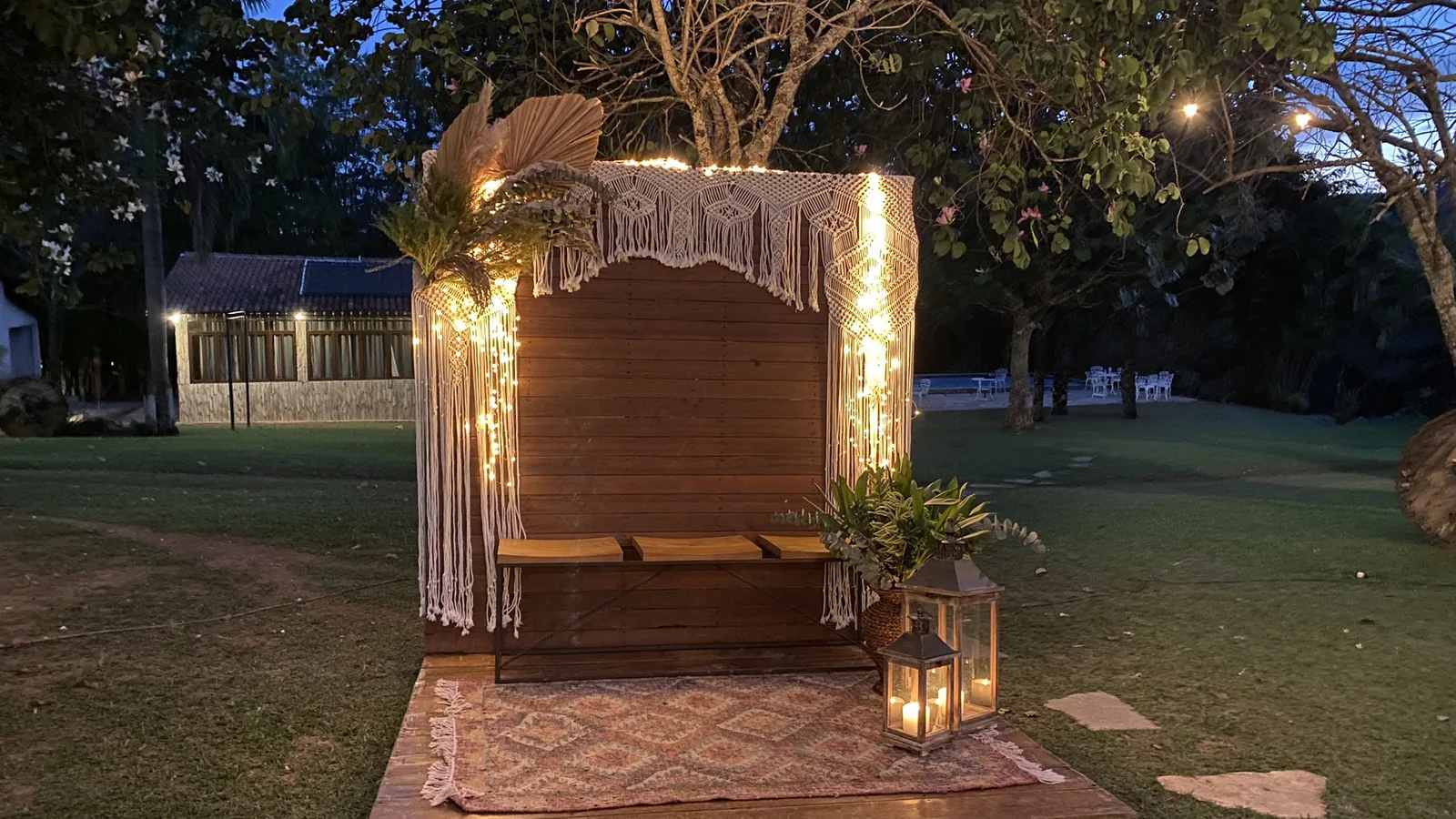 Casal em cerimônia de casamento