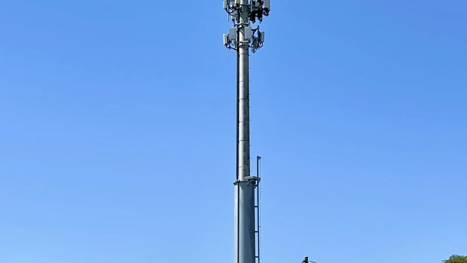Torre de telecomunicações com antenas de rede 5G