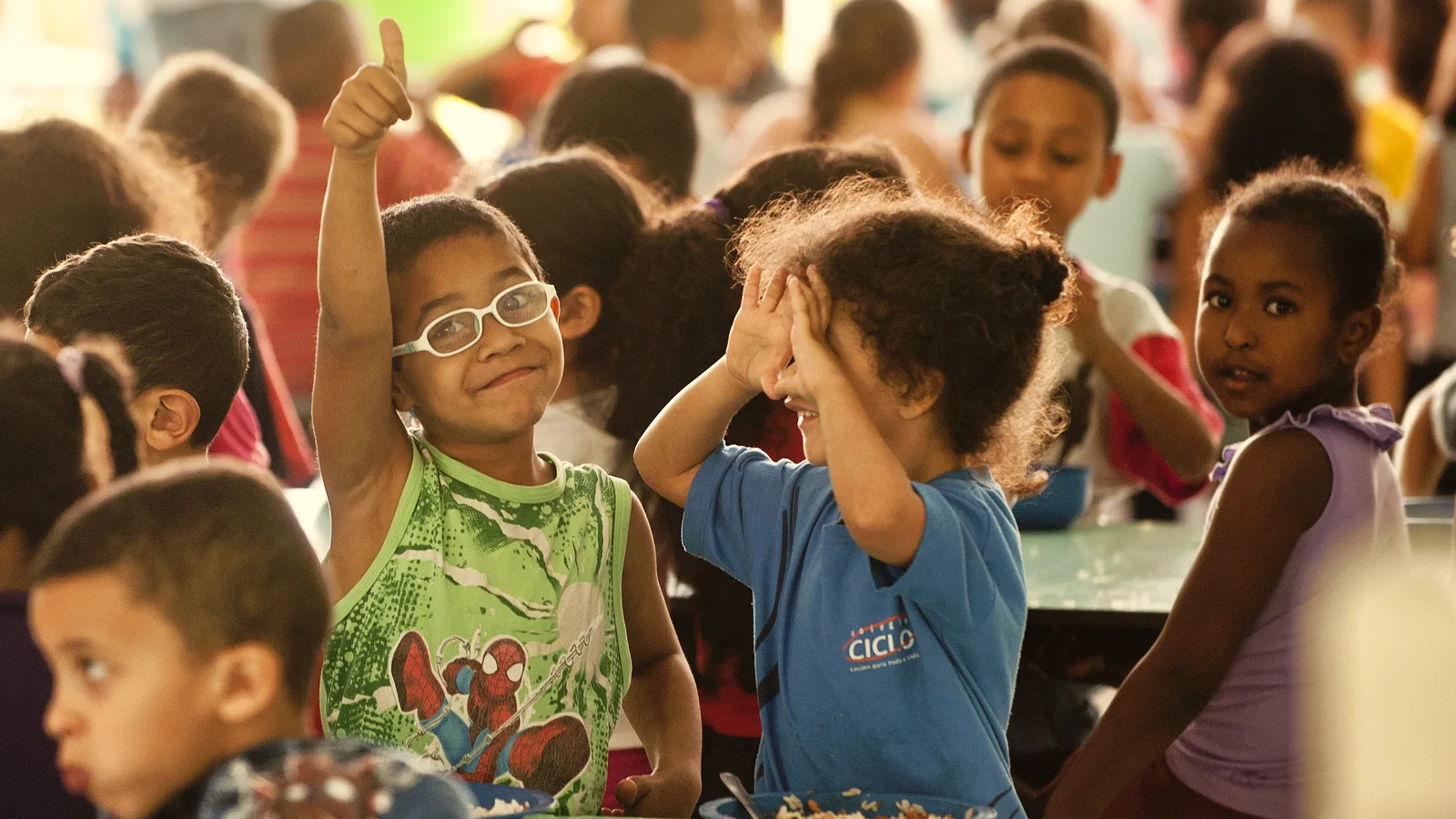 Crianças brincando em uma creche municipal