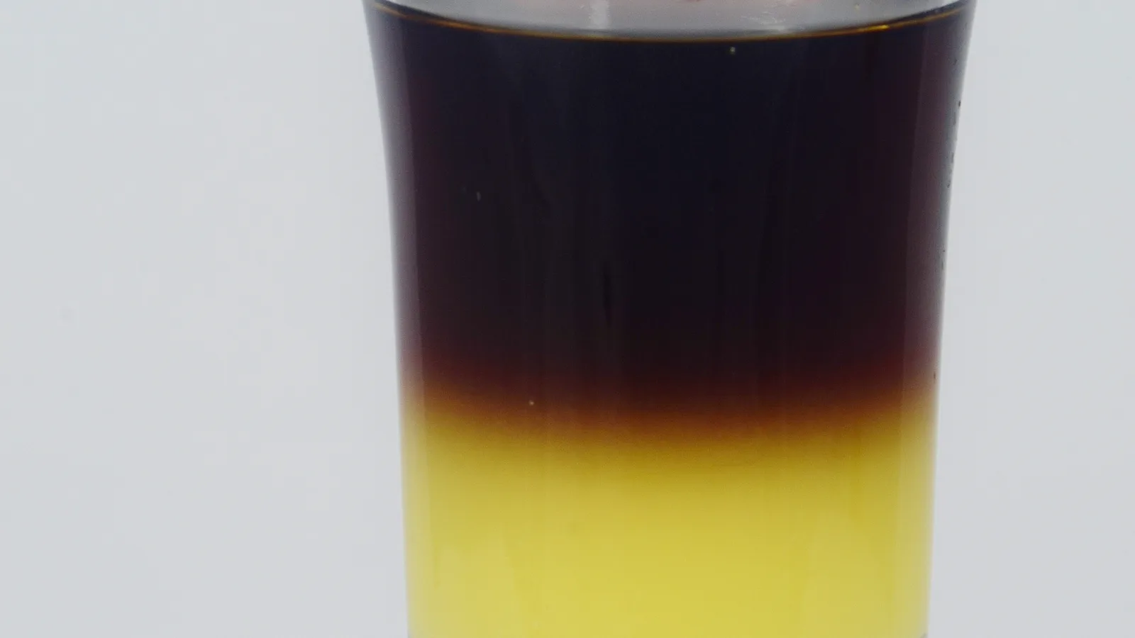 Drinque servido em copo de coquetel