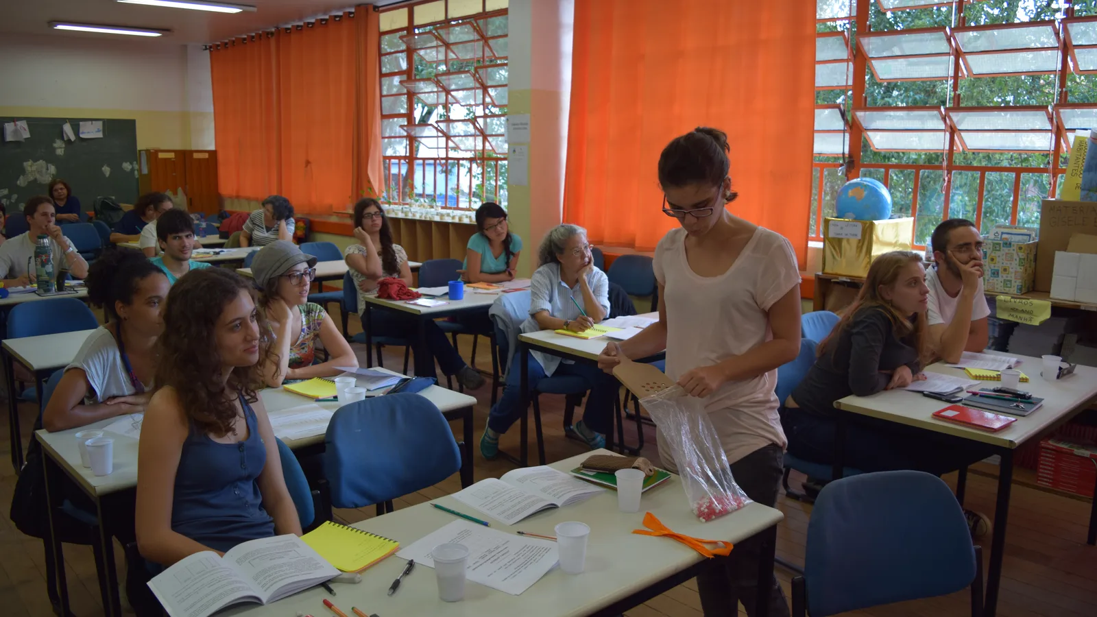 Professora em sala de aula de escola pública