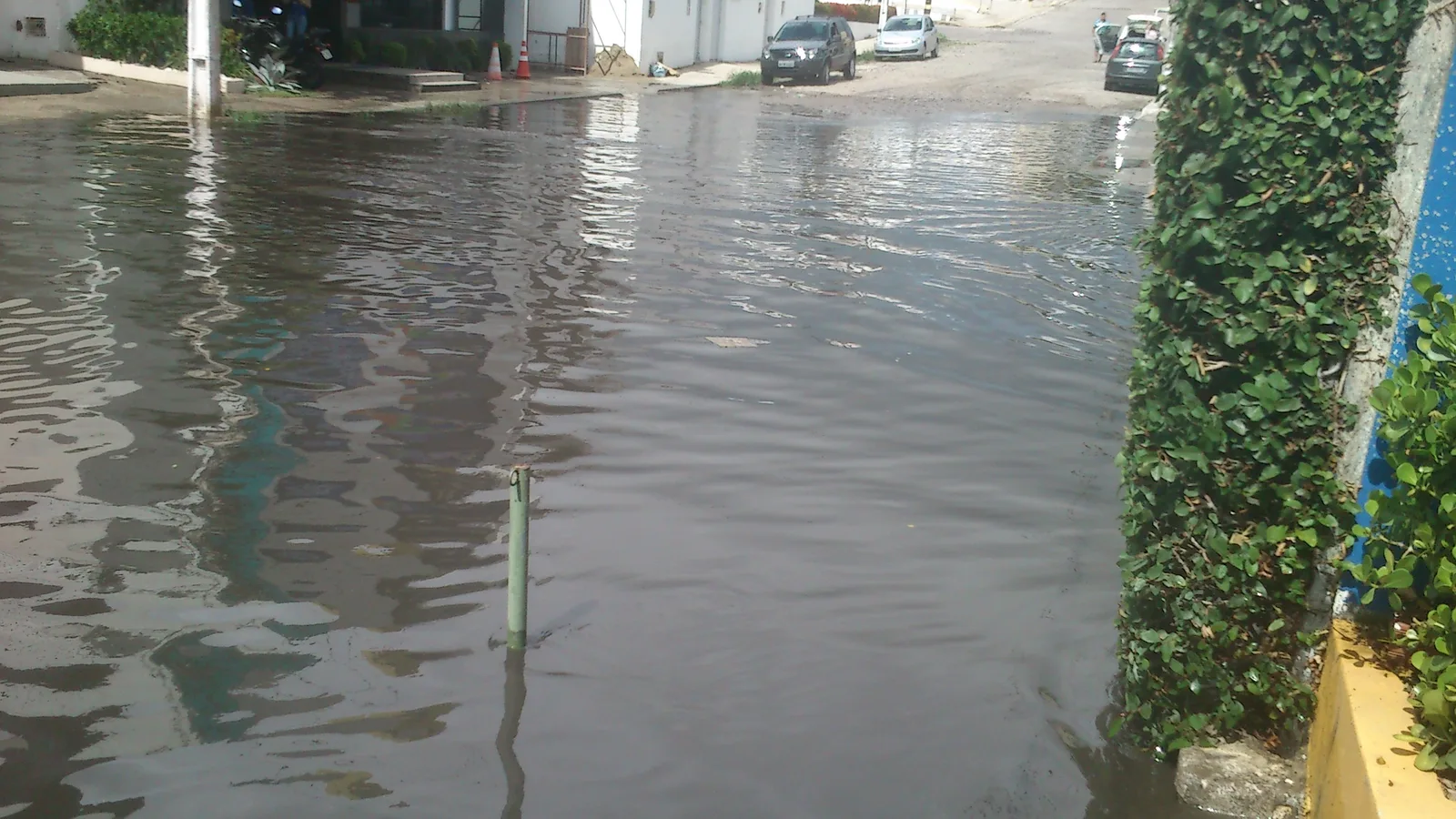 Rua alagada por chuvas
