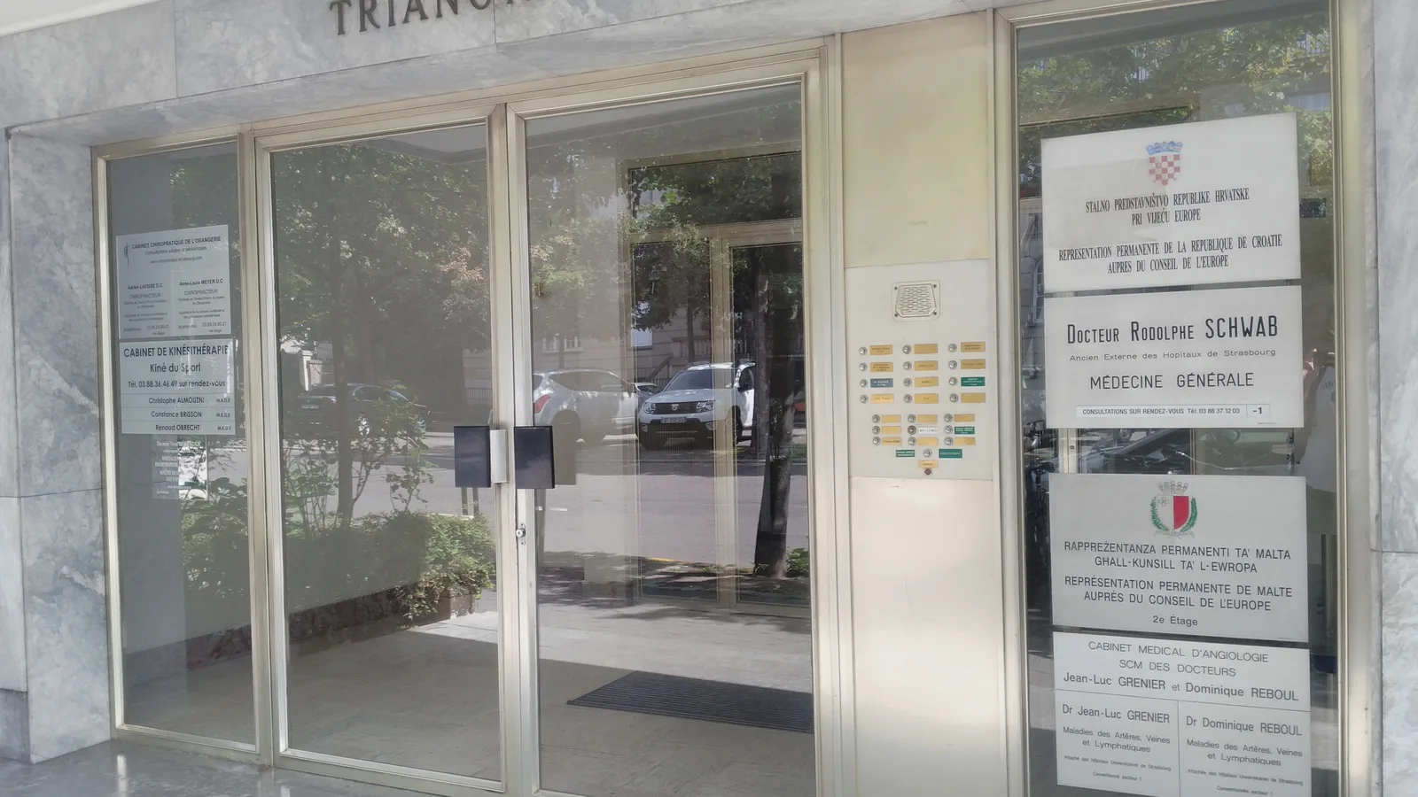 Fisioterapeuta atendendo paciente