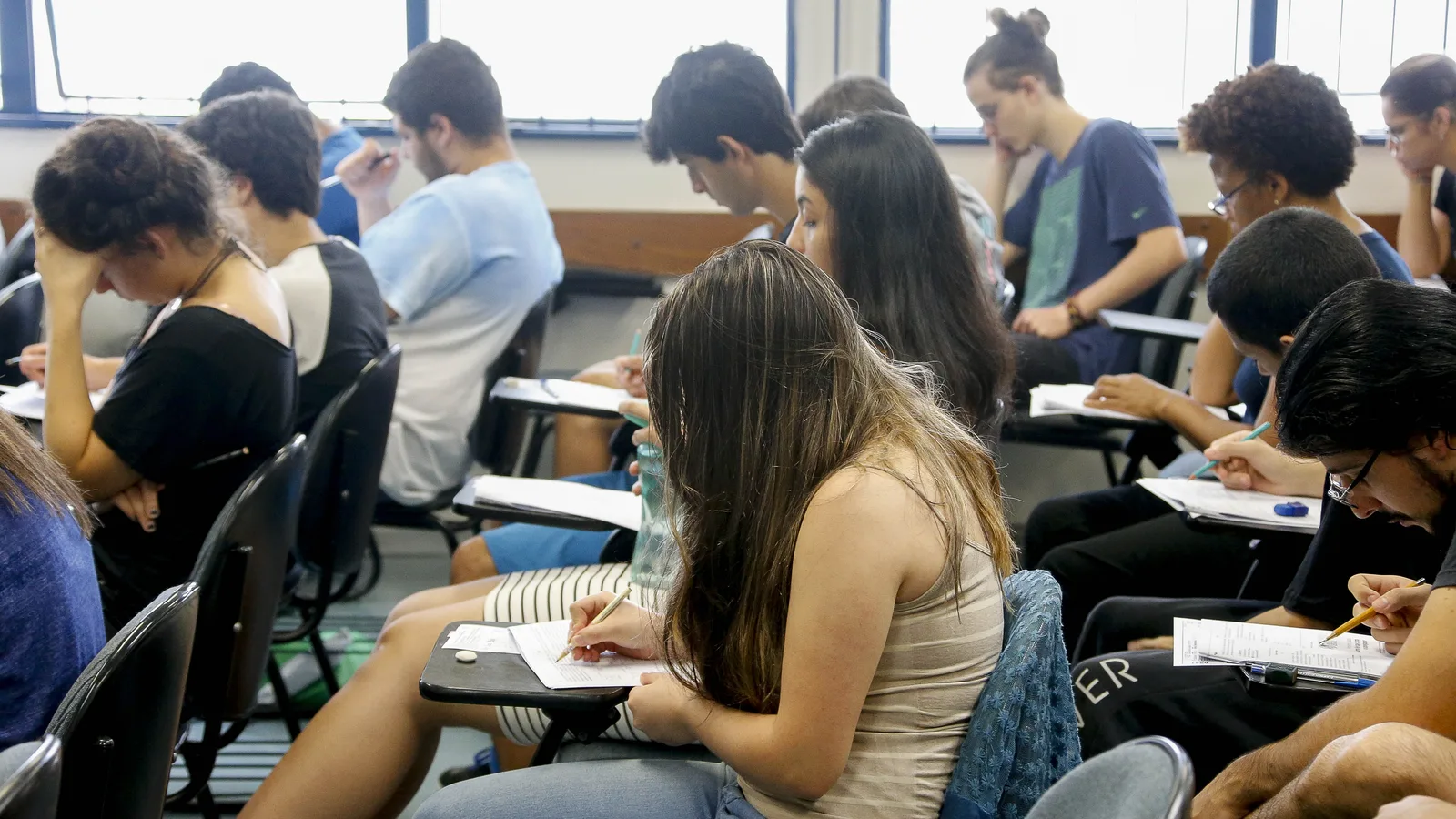 Estudantes em sala de prova