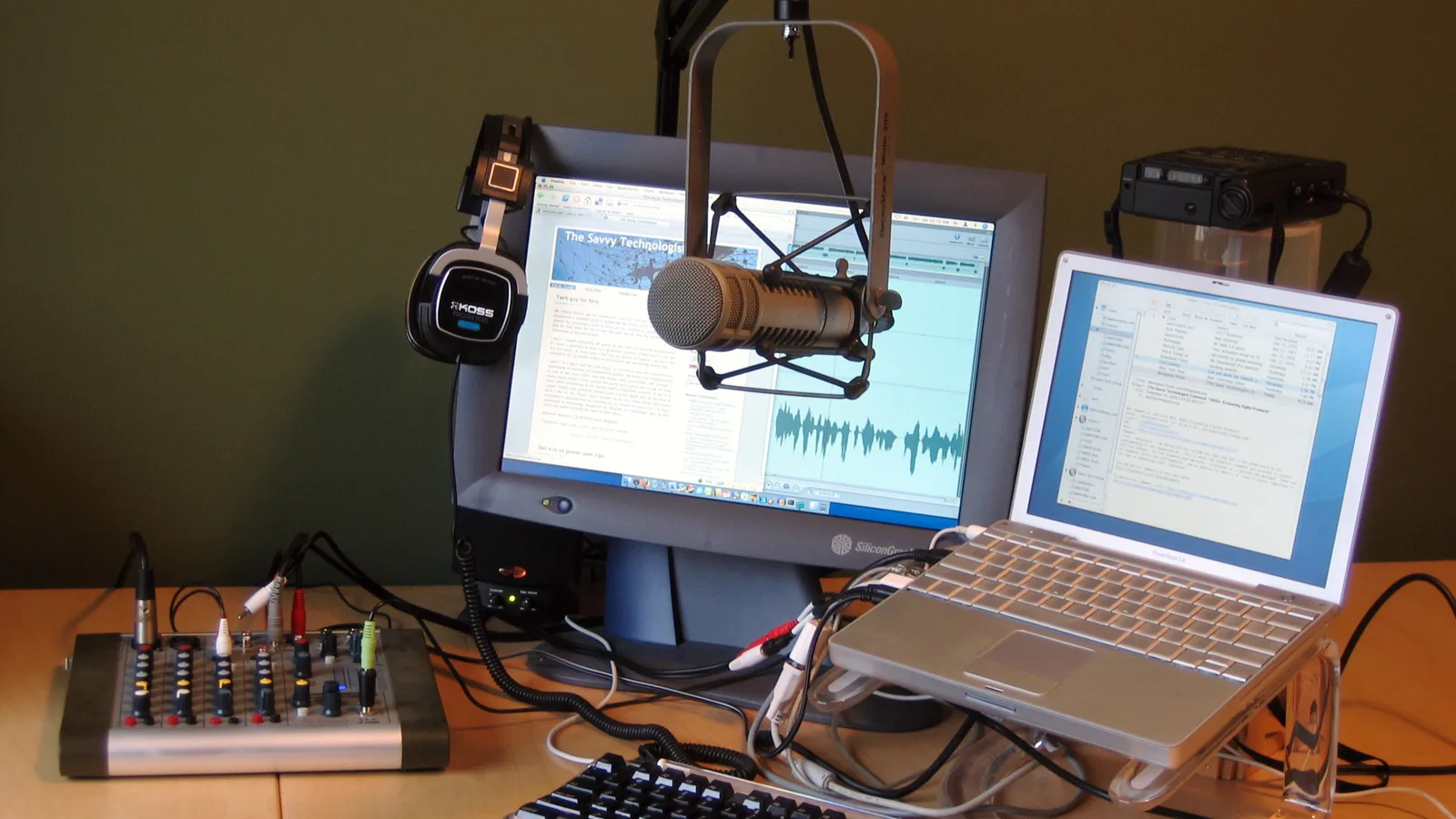Microfone em estúdio de podcast