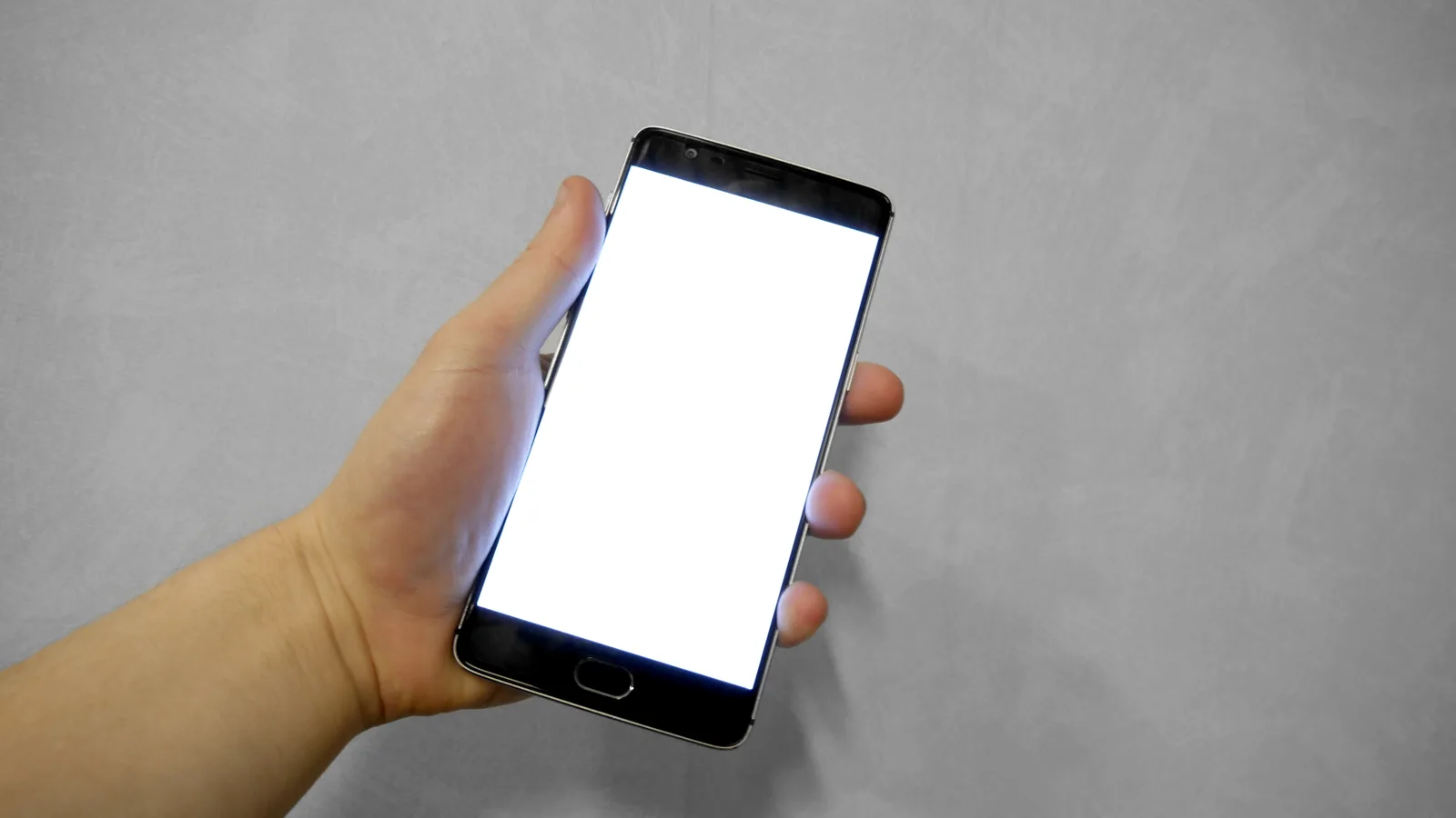 Mão segurando um celular