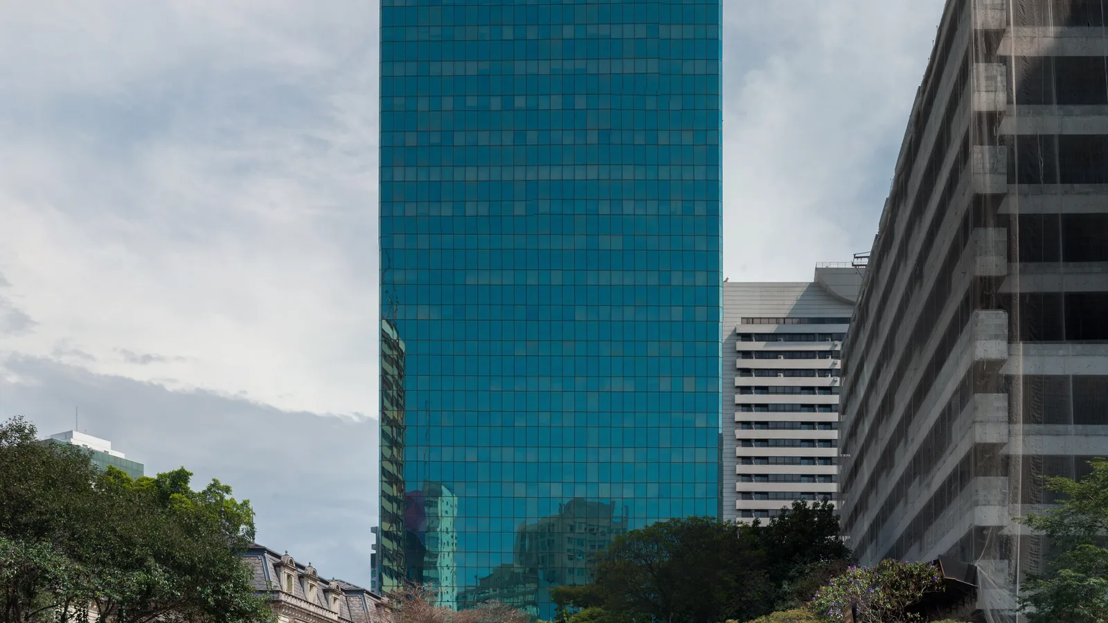 Avenida Paulista com prédios e tráfego