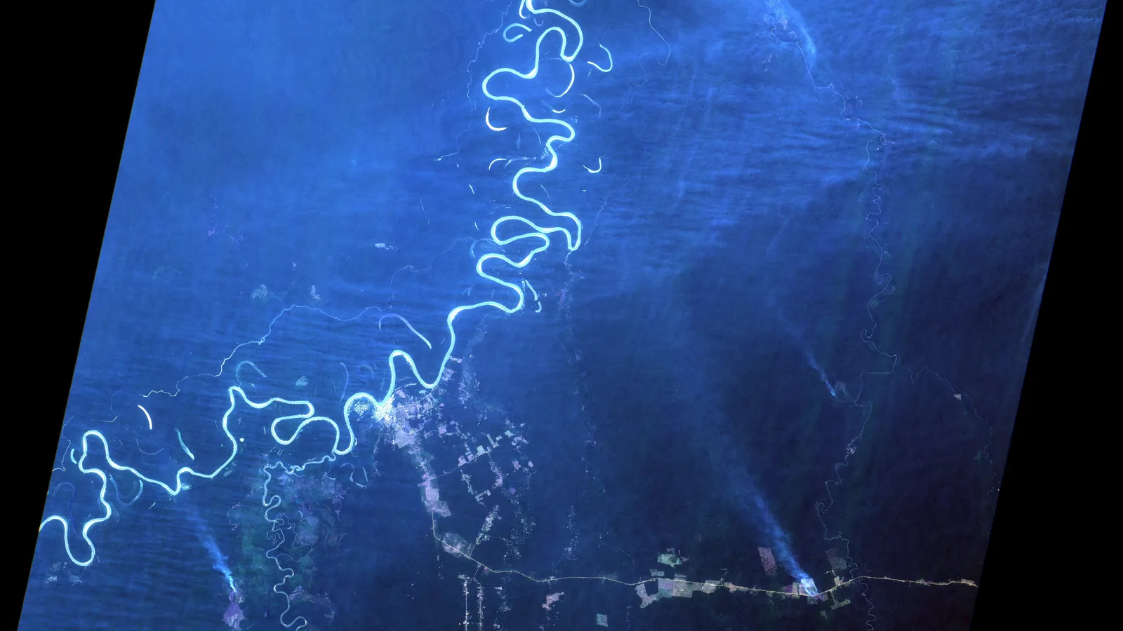 Rio com baixo nível de água durante estiagem na Amazônia