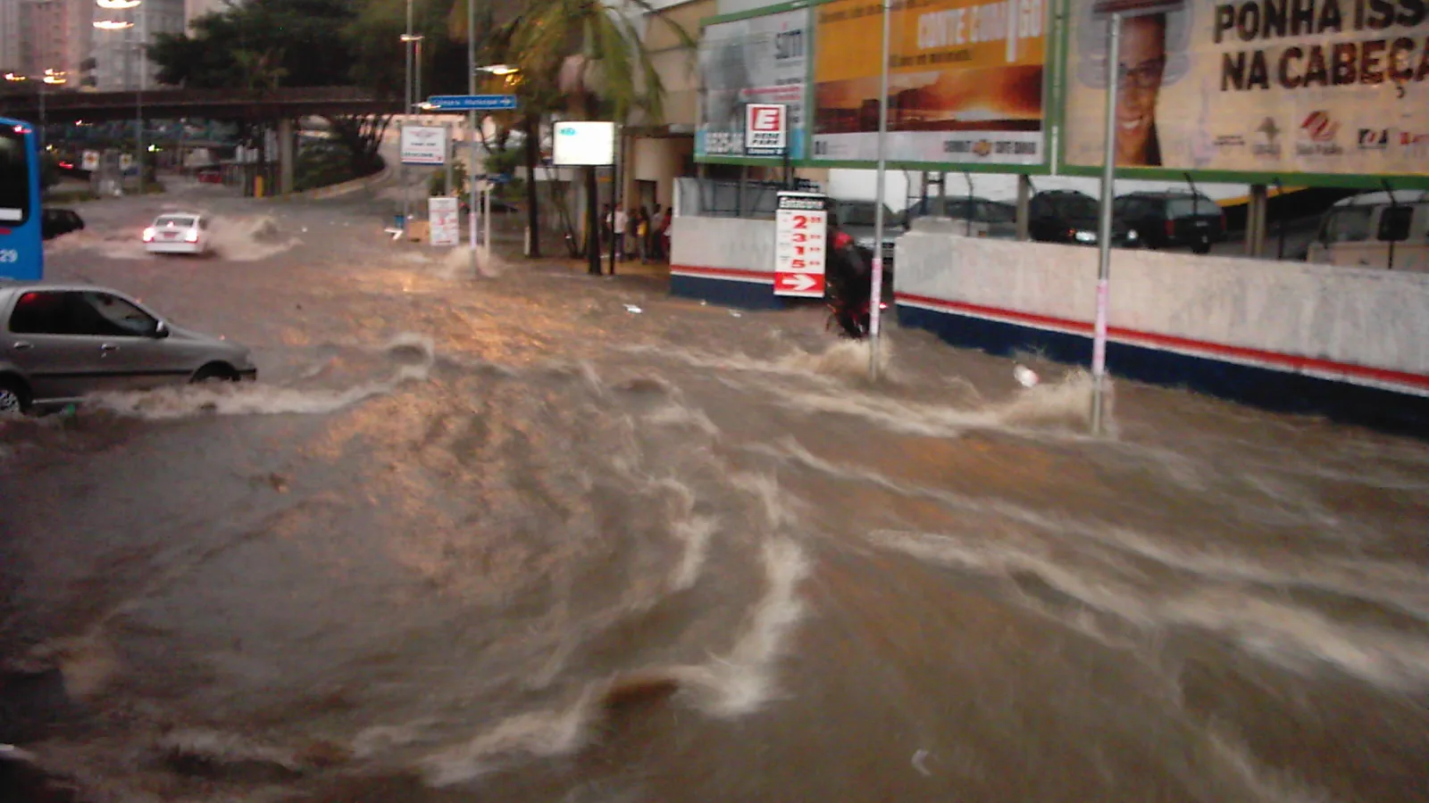 Rua alagada em São Paulo