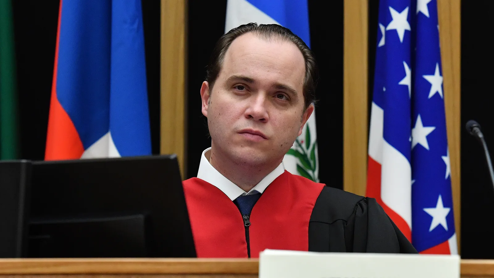 Sessão de audiência em tribunal brasileiro