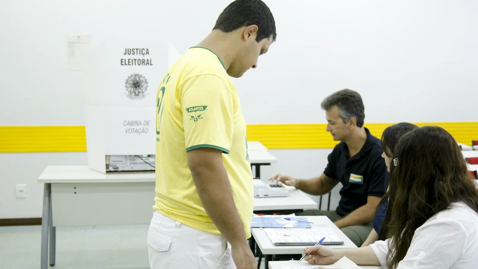 Eleitores em seção de votação