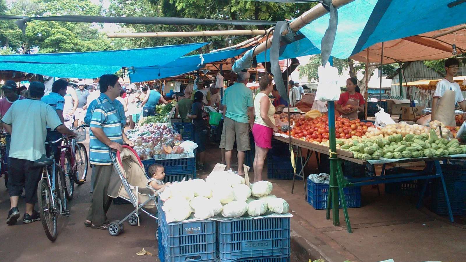 Banca com alimentos típicos brasileiros