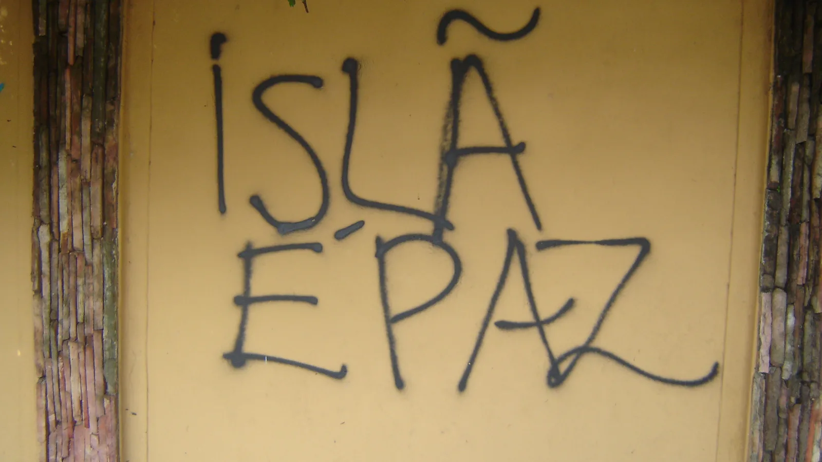 Pichação em muro de cidade brasileira