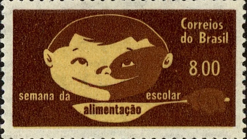 Crianças em refeitório escolar