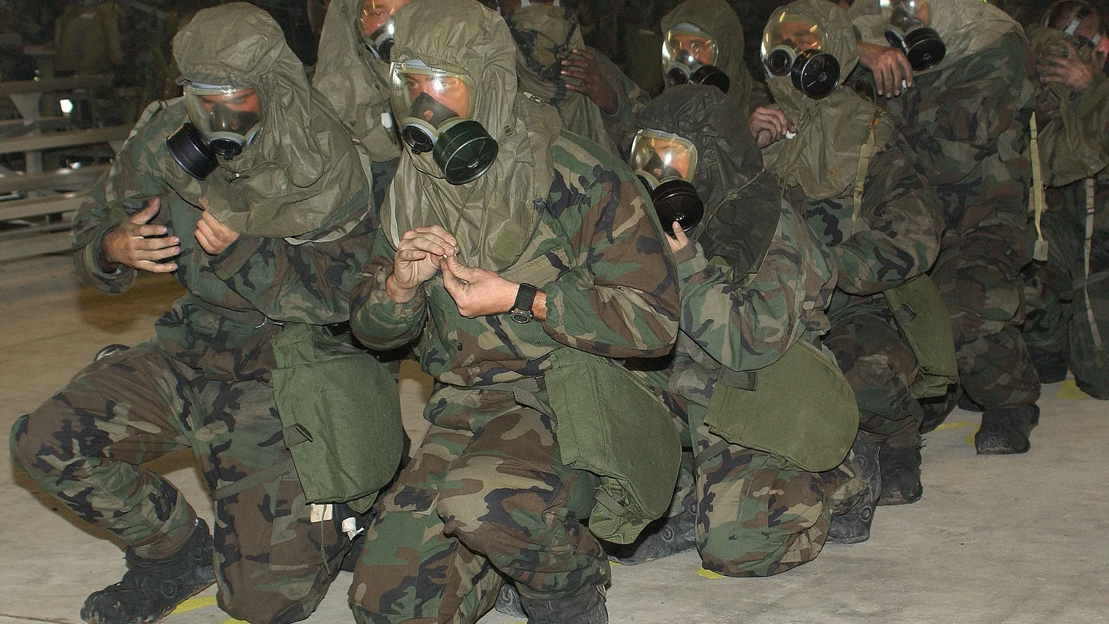 militares em treinamento de defesa NBQR