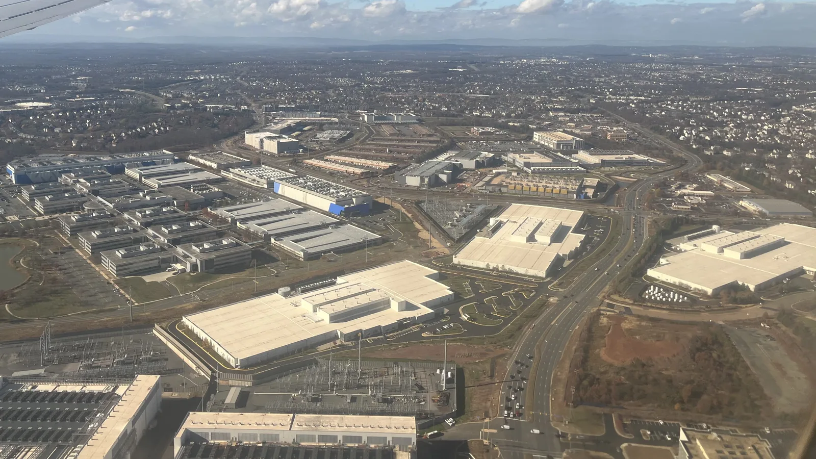 Data center em Loudoun, Virgínia, com prédios e equipamentos