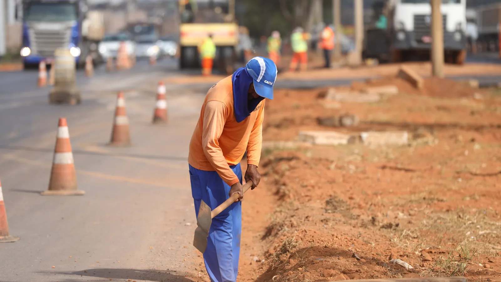 Trabalhadores em obra de construção civil