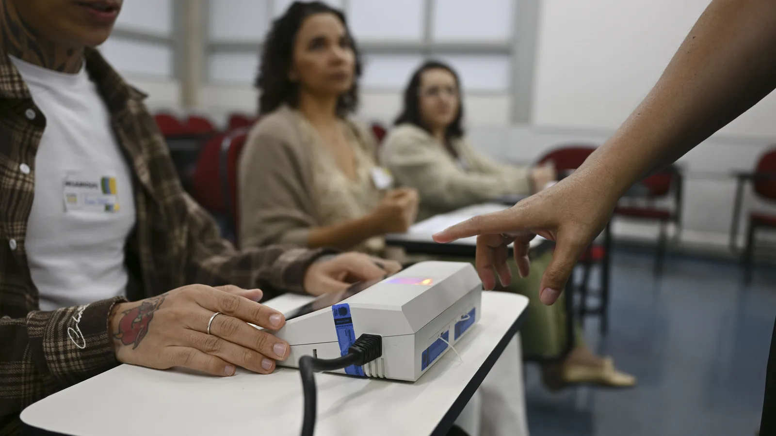 Eleitores em seção de votação