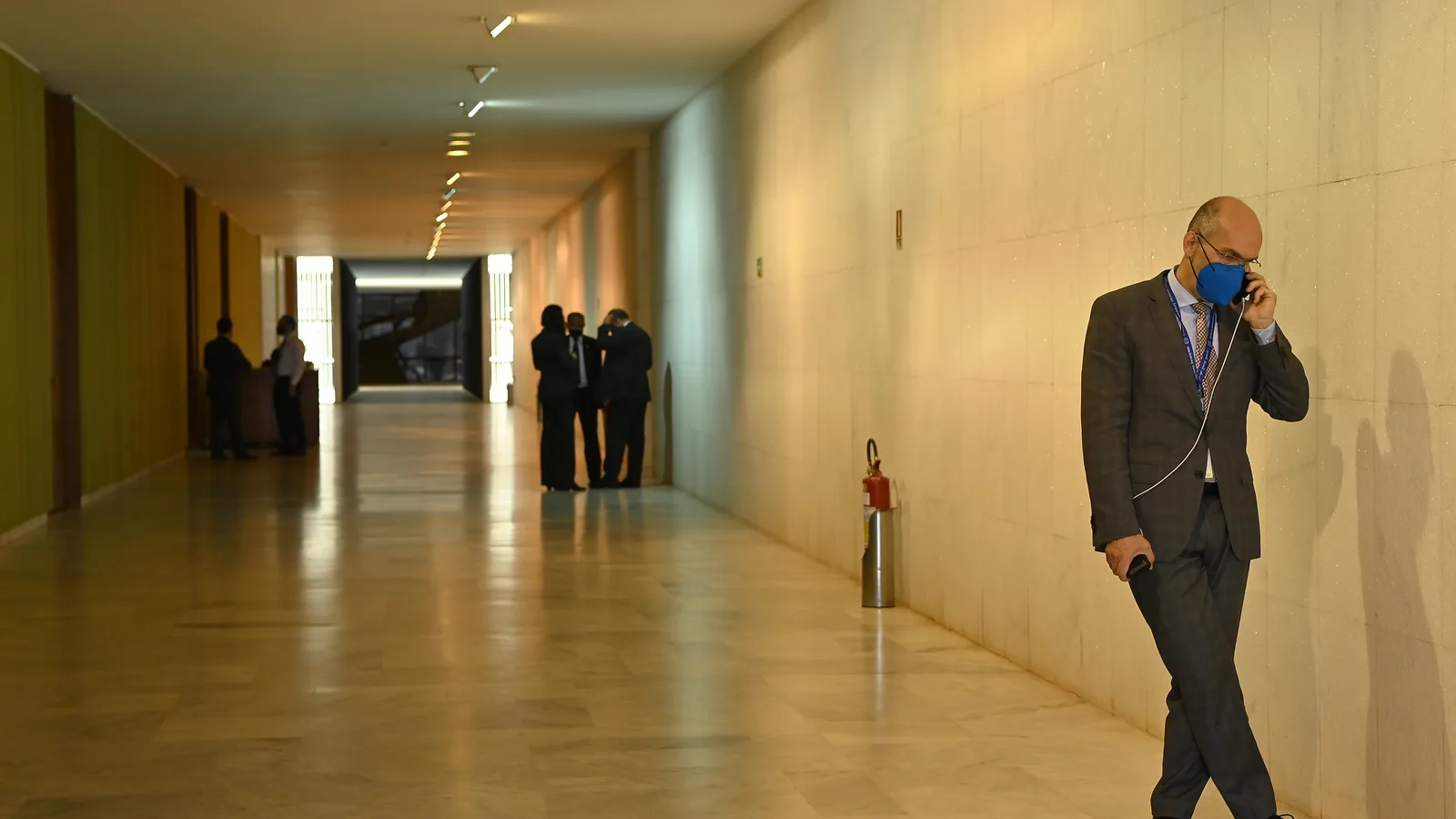 Servidores públicos trabalhando em repartição