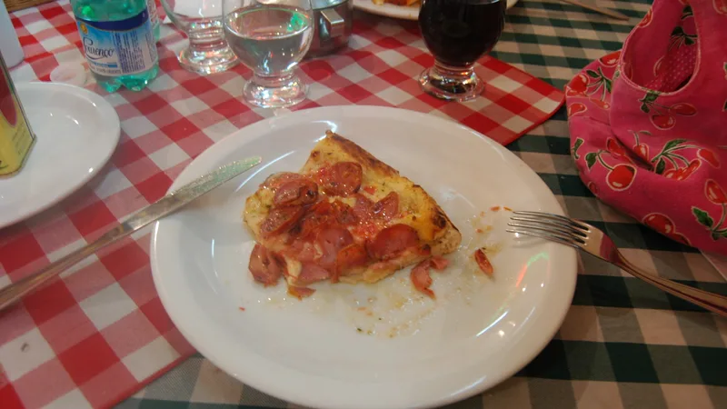 Pizza servida em pizzaria