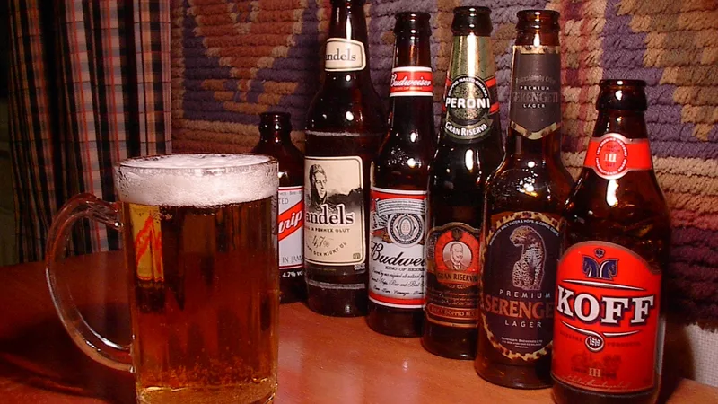 Garrafas de cerveja sobre uma mesa