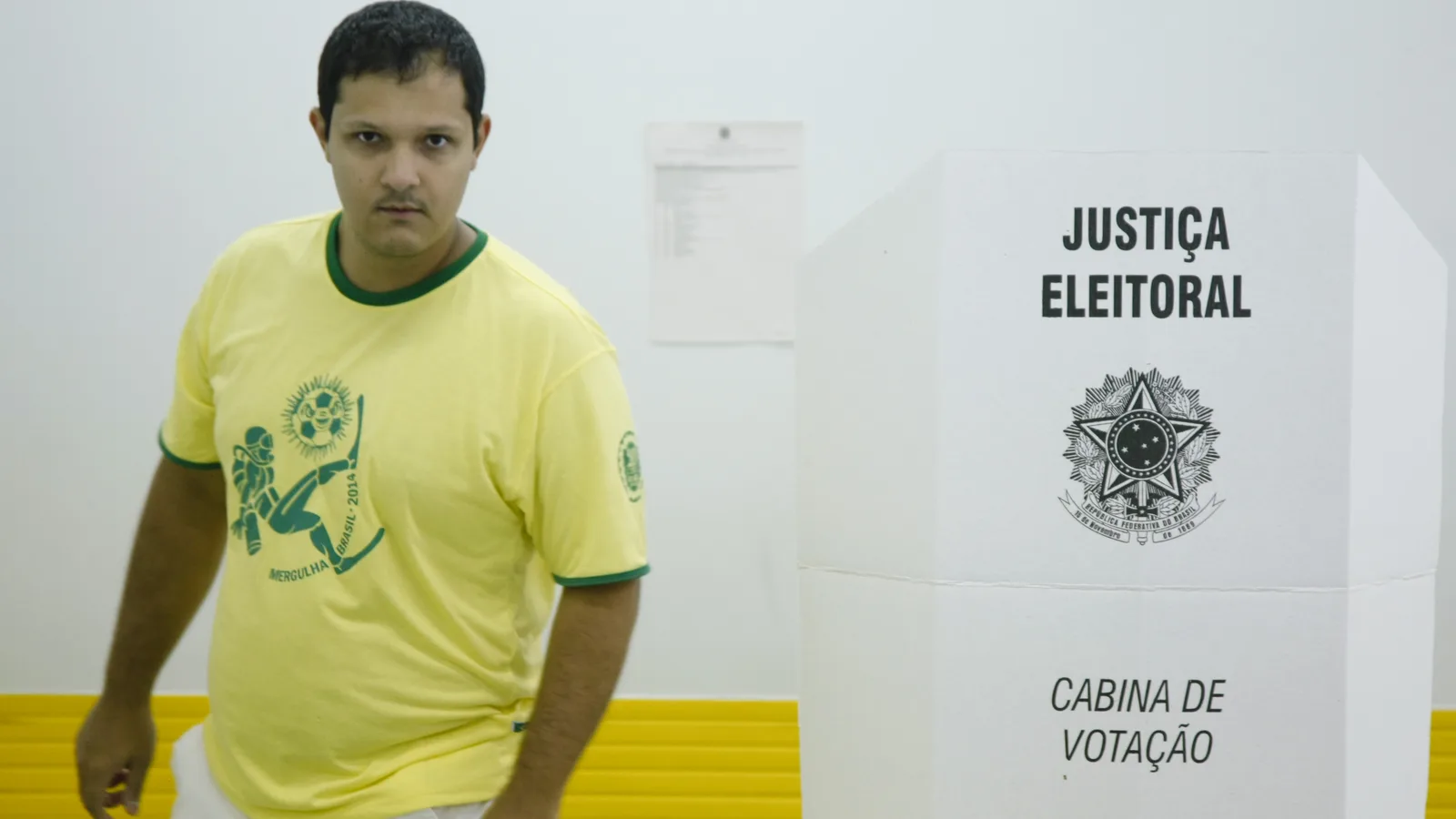 Eleitores em cabine de votação